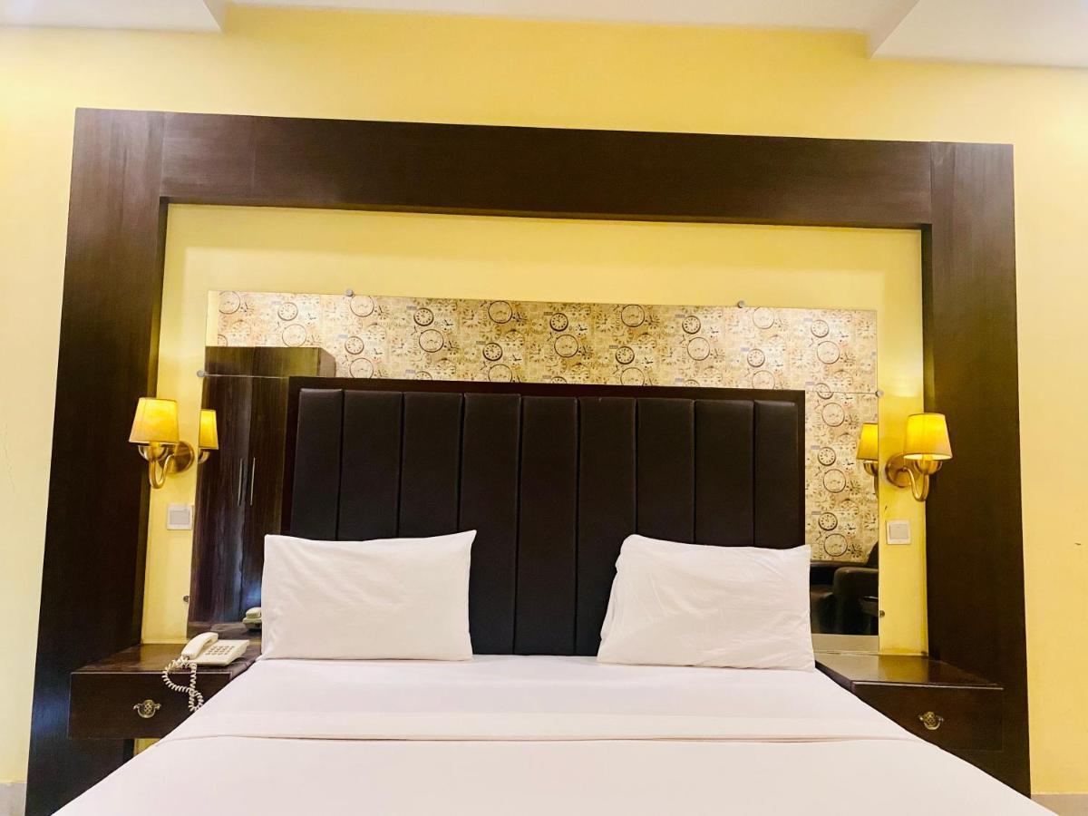 Hotel Royal One 木尔坦 外观 照片