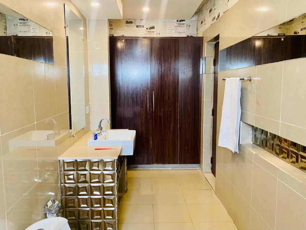 Hotel Royal One 木尔坦 外观 照片