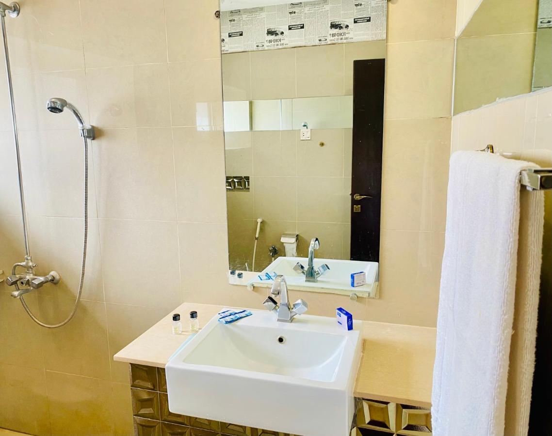 Hotel Royal One 木尔坦 外观 照片