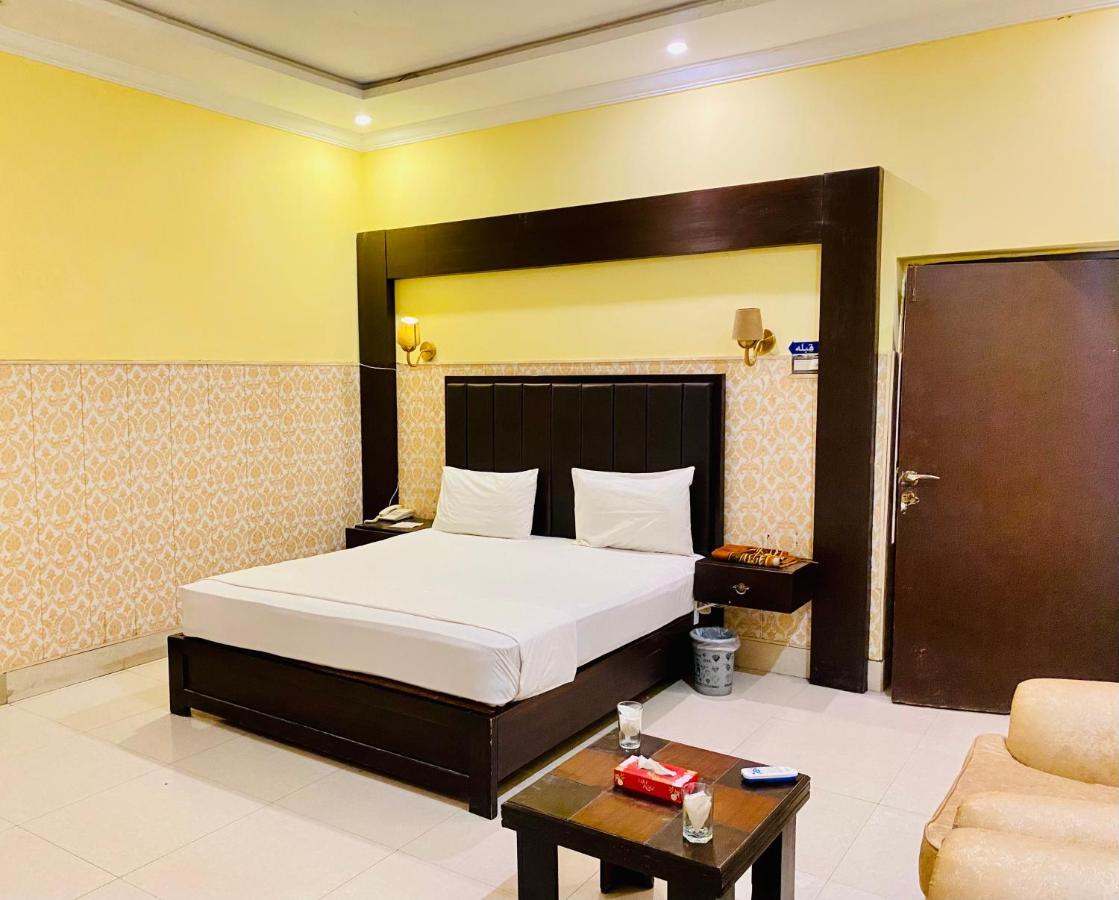 Hotel Royal One 木尔坦 外观 照片