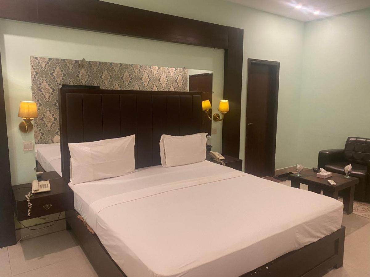 Hotel Royal One 木尔坦 外观 照片