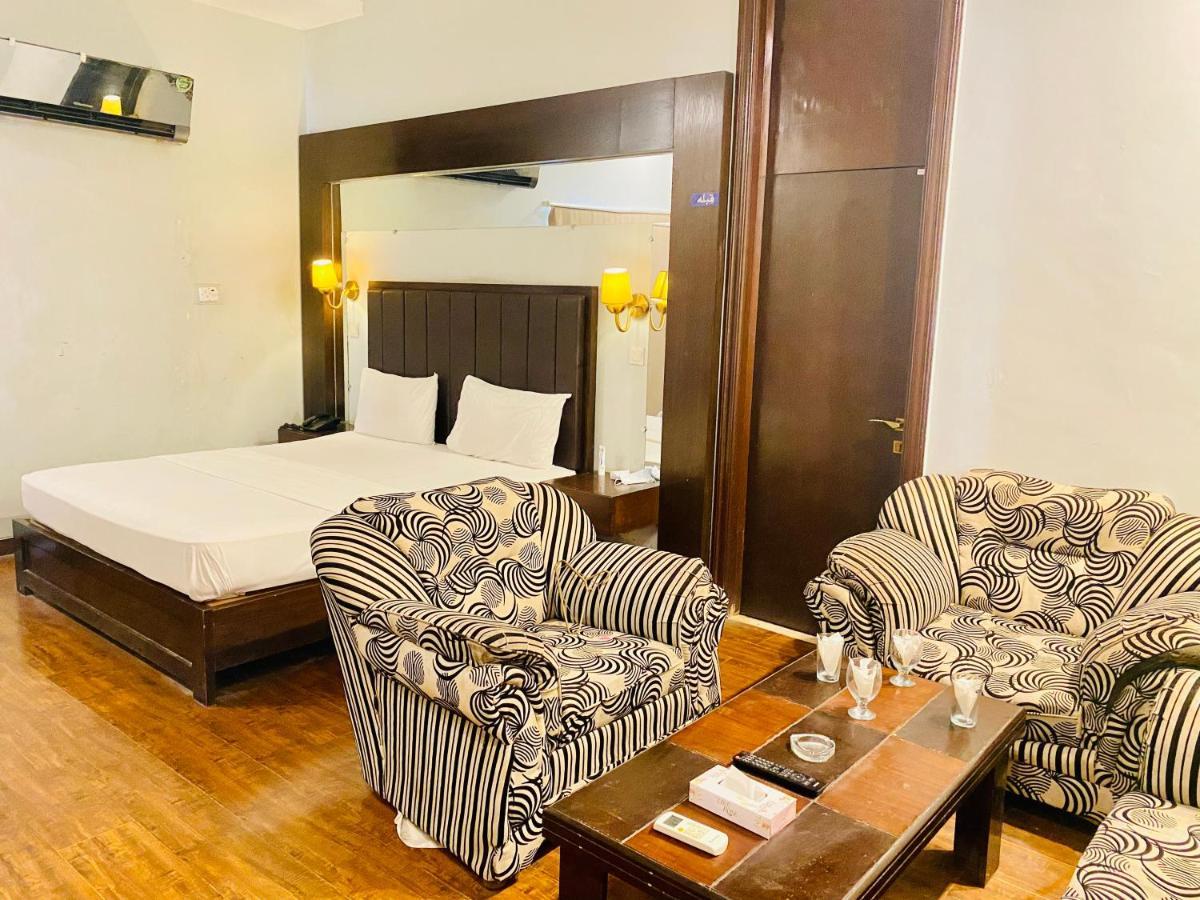 Hotel Royal One 木尔坦 外观 照片