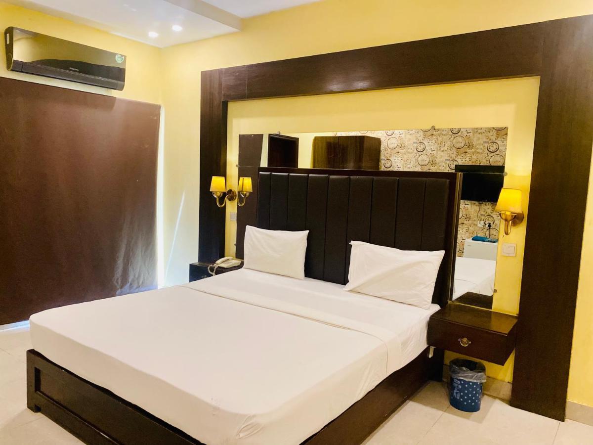 Hotel Royal One 木尔坦 外观 照片